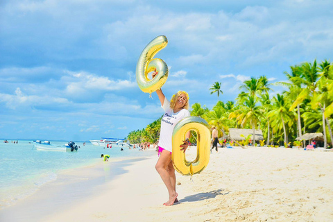 蓬塔卡纳：绍纳岛之旅 • 双体船和海滩午餐