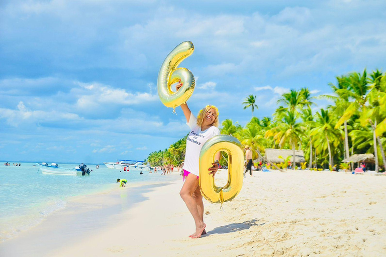 蓬塔卡纳：绍纳岛之旅 • 双体船和海滩午餐