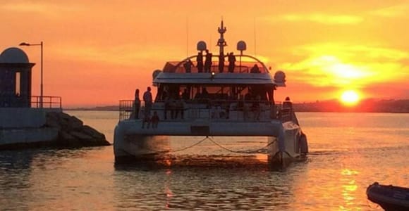 Marbella: Katamaranfahrt bei Sonnenuntergang