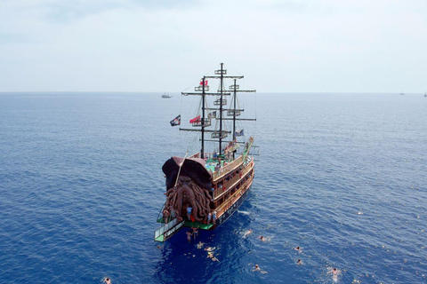 Excursión en barco pirata por Alanya con cuevas marinas y vistas de la costaPIRATA + AMANECER 2 HORAS DE VIAJE