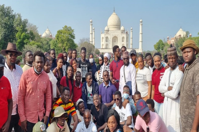 Desde Delhi: Excursión de un día al Taj Mahal en coche con aire acondicionadoRecorrido en coche con aire acondicionado y sólo con guía local