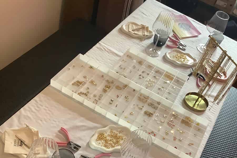 München : Kreativer Mix and Match Kettenworkshop in einem schönen Showroom. Foto: GetYourGuide