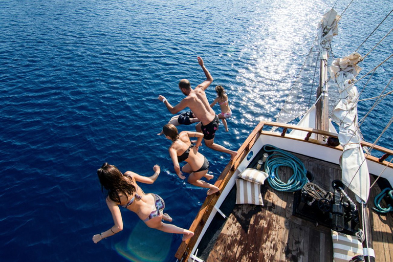 Santorini: Crucero de la puesta de sol volcánicaCrucero al atardecer con aguas termales y cena en Thirassia