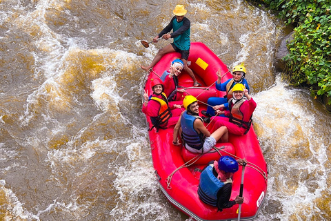 Phuket/Phang Nga: Excursión en quad, tirolina, rafting y cascada