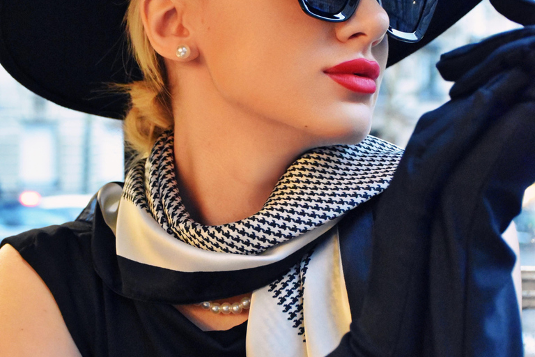 Paris: Fotoshooting im Stil der alten Geldadel mit Outfits und AccessoiresParis: Fotoshooting im Stil "Old Money" mit Outfits und Accessoires