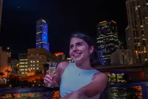 Recorrido en barco por las luces de la ciudad de Champaña + sesión de fotos (semiprivado)
