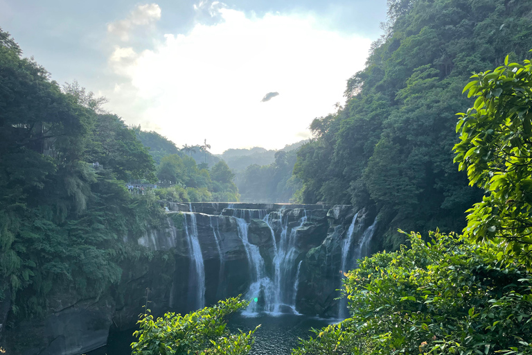 Taipei: Jiufen, Shifen Sky Lanterns & Keelung Nightmarket Hotel pickup & Bilingual guide