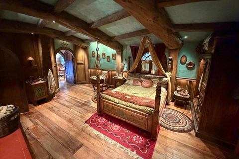 Auckland: Hobbiton& Waitomo private Tour with Hotel Pickup