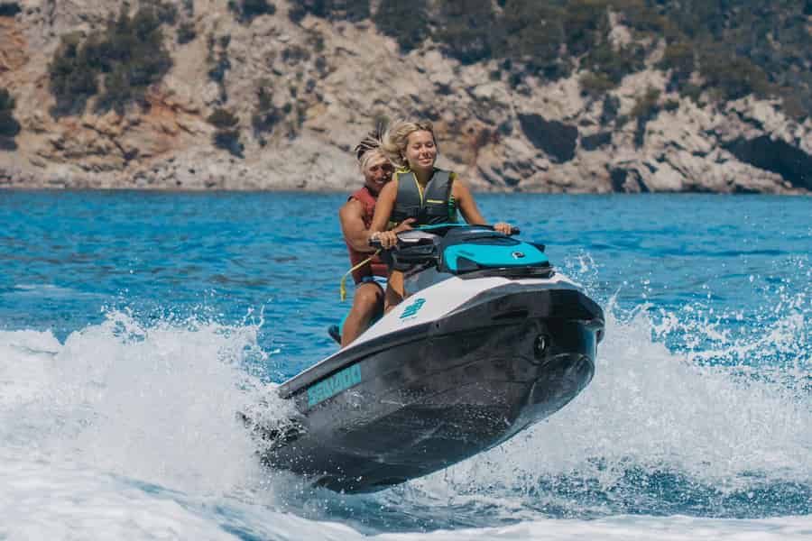 Andratx: Jetski-Tour mit Höhlenbesuch und Fotos. Foto: GetYourGuide Andratx: Jetski-Tour mit Höhlenbesuch und Fotos. Foto: GetYourGuide