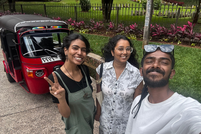 Kandy: Guided City Tour/Temple of the Tooth & Tea Factory