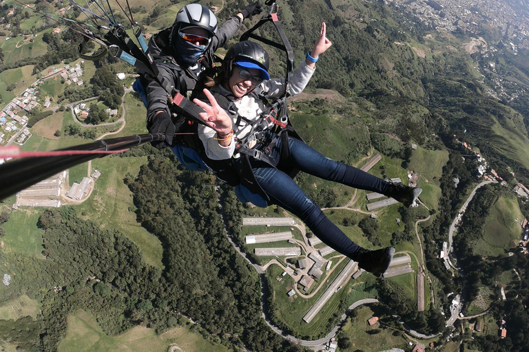 Medellín: Skip-the-Line Paragliding W 20-Yr Experience Pilot