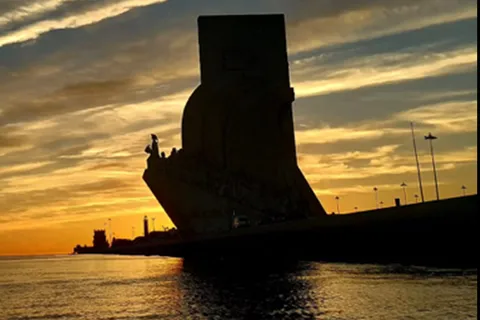 Lisboa: Passeio de barco ao pôr do sol no rio Tejo com Welcome Drink