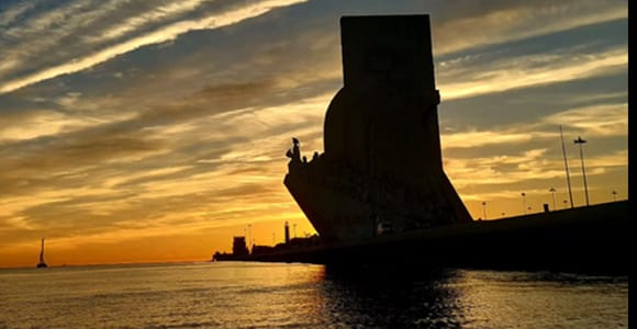 Lissabon: Bootsfahrt auf dem Tejo bei Sonnenuntergang mit Begrüßungsgetränk