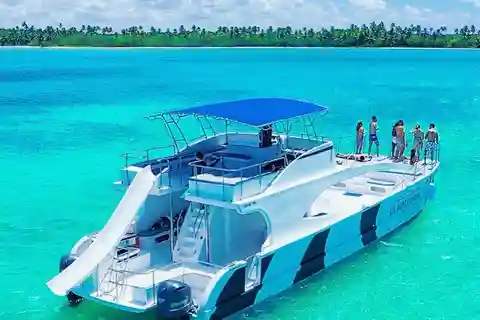 Enjoy 3 hours in the VIP Yacht Party Cruise with Open Bar