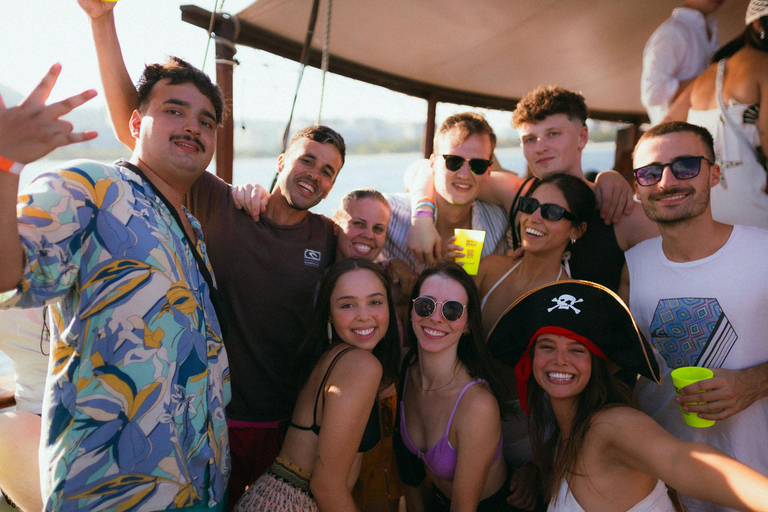 Rio de Janeiro: Sunset Boat Party with DJ and Drinks