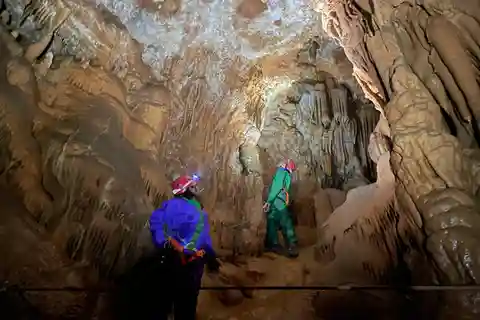 Discovery caving - Grotte Arva Claire