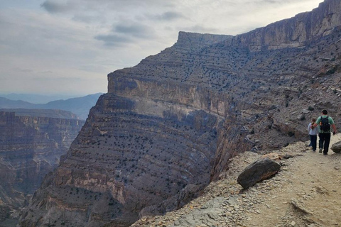 Muscat: Jebel Shams Balcony Walk & Wadi Nakhr Shared Tour