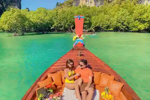 Krabi Hong Island mit einem luxuriösen Vintage-Boot