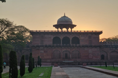 De Delhi: viagem de um dia ao Taj Mahal e Forte de Agra pelo trem GatimanViaje apenas com guia turístico local experiente