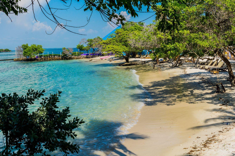 Cartagena: Rosario de Mar day use with lunch and welcome drink