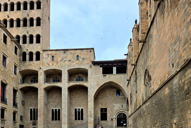 Barcelona: Eixample and Gothic Quarter Walking Tour