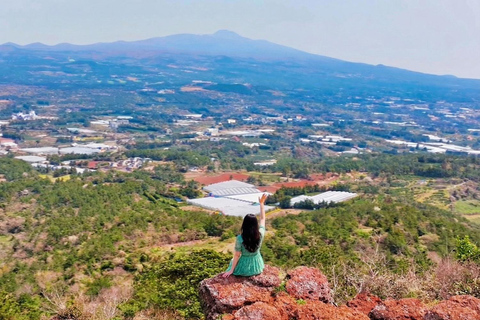 Jeju: ruta de senderismo por un pequeño volcán al amanecer (3 horas, recogida)Jeju: Sunrise Small Volcano Hike (3 Hours, Pick-up)
