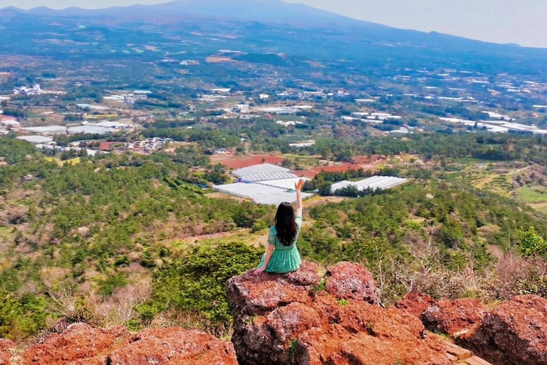 Jeju: ruta de senderismo por un pequeño volcán al amanecer (3 horas, recogida)Jeju: Sunrise Small Volcano Hike (3 Hours, Pick-up)