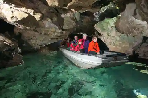 Schwäbische Alb: Einfahrt in die Wimsener Höhle mit dem Boot