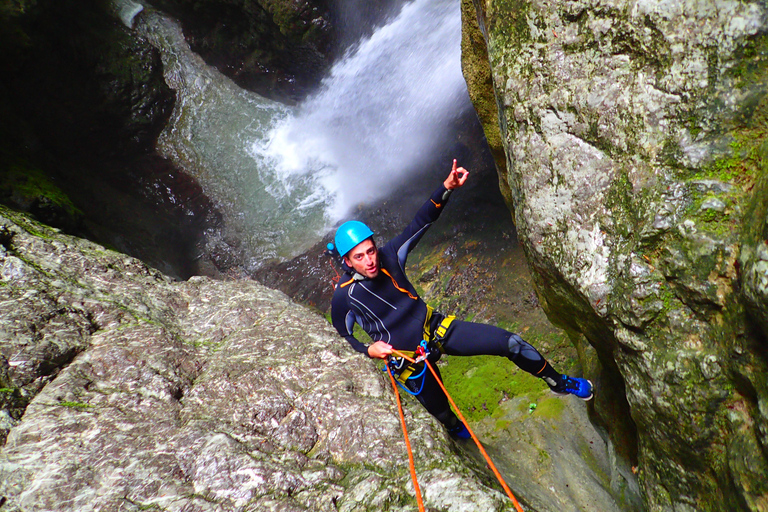 Talloires: Geführte Canyoning-Erfahrung in der Angon-SchluchtEntdecke die Angon-Schlucht in Annecy, Haute-Savoie