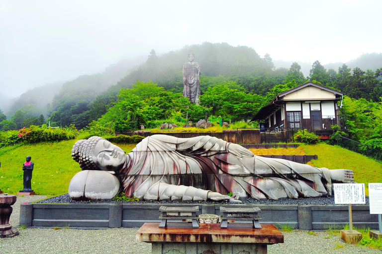 Nara: descubra un gigantesco Buda de piedra en las colinas boscosasNara: descubre un gigantesco Buda de piedra en las colinas boscosas