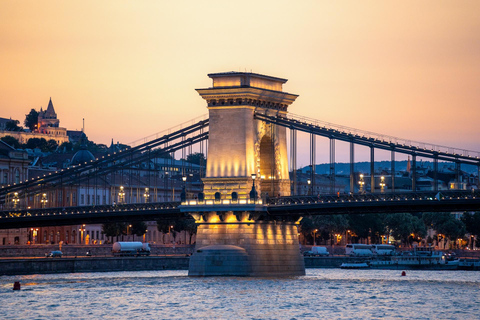 Budapest: Historisk kryssning med välkomstdrinkHistorisk kryssning dagtid med Tokaj Premium Frizzante