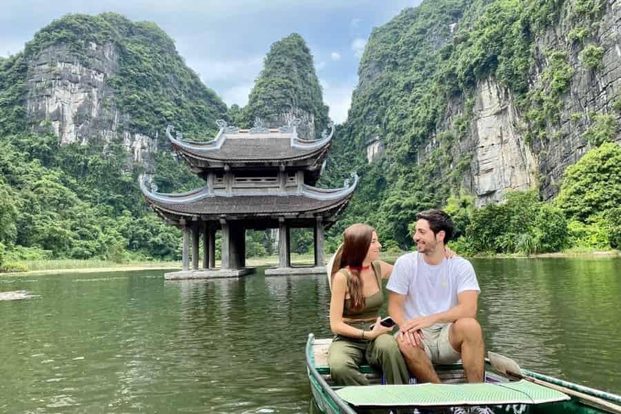 Hanoi: 3-Tages-5-Sterne-Kreuzfahrt nach Ninh Binh, Ha Long & Lan Ha Bay. Foto: GetYourGuide Hanoi: 3-Tages-5-Sterne-Kreuzfahrt nach Ninh Binh, Ha Long & Lan Ha Bay. Foto: GetYourGuide