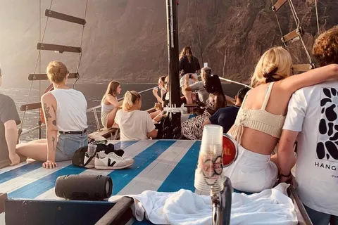Funchal: Excursión al atardecer en barco tradicional de Madeira con bebidas