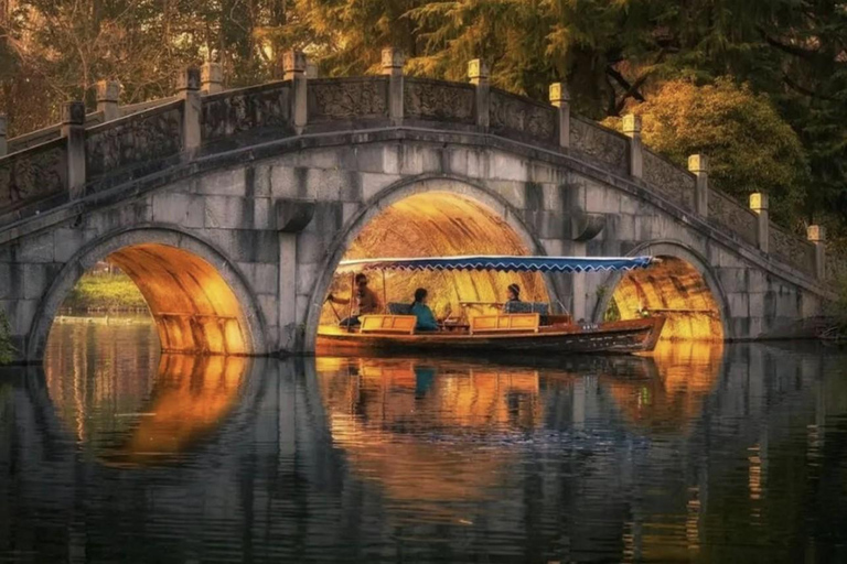 From Shanghai: West Lake Hiking Day Trip with Longjing Tea private tour option