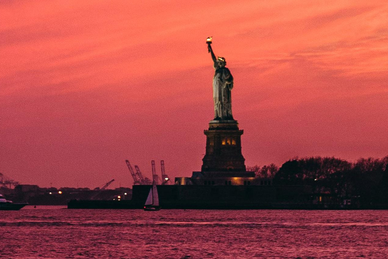 نيويورك: رحلة بحرية عند غروب الشمس مع إطلالات على تمثال الحريةرحلة غروب الشمس - الدخول العام