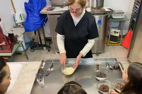 Laconi: Laboratorio di cioccolato e liquori tipici con degustazione