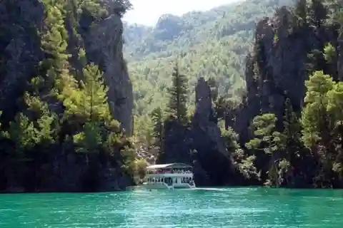 Città di Side: Gita in barca nel Canyon Verde con bevande analcoliche e pranzo
