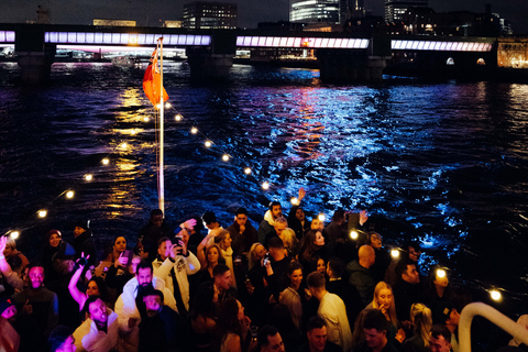 Bootfeest op oudejaarsavond in Londen met uitzicht op het vuurwerk