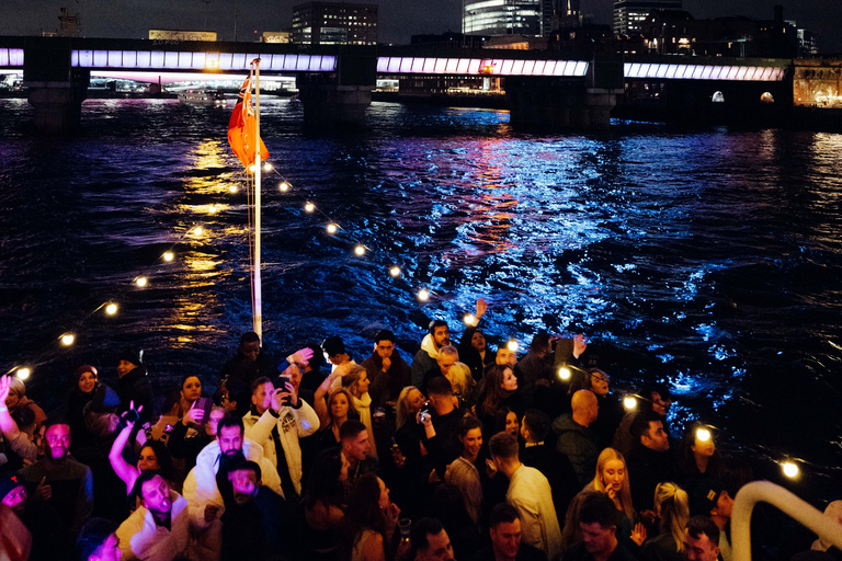 Bootfeest op oudejaarsavond in Londen met uitzicht op het vuurwerk