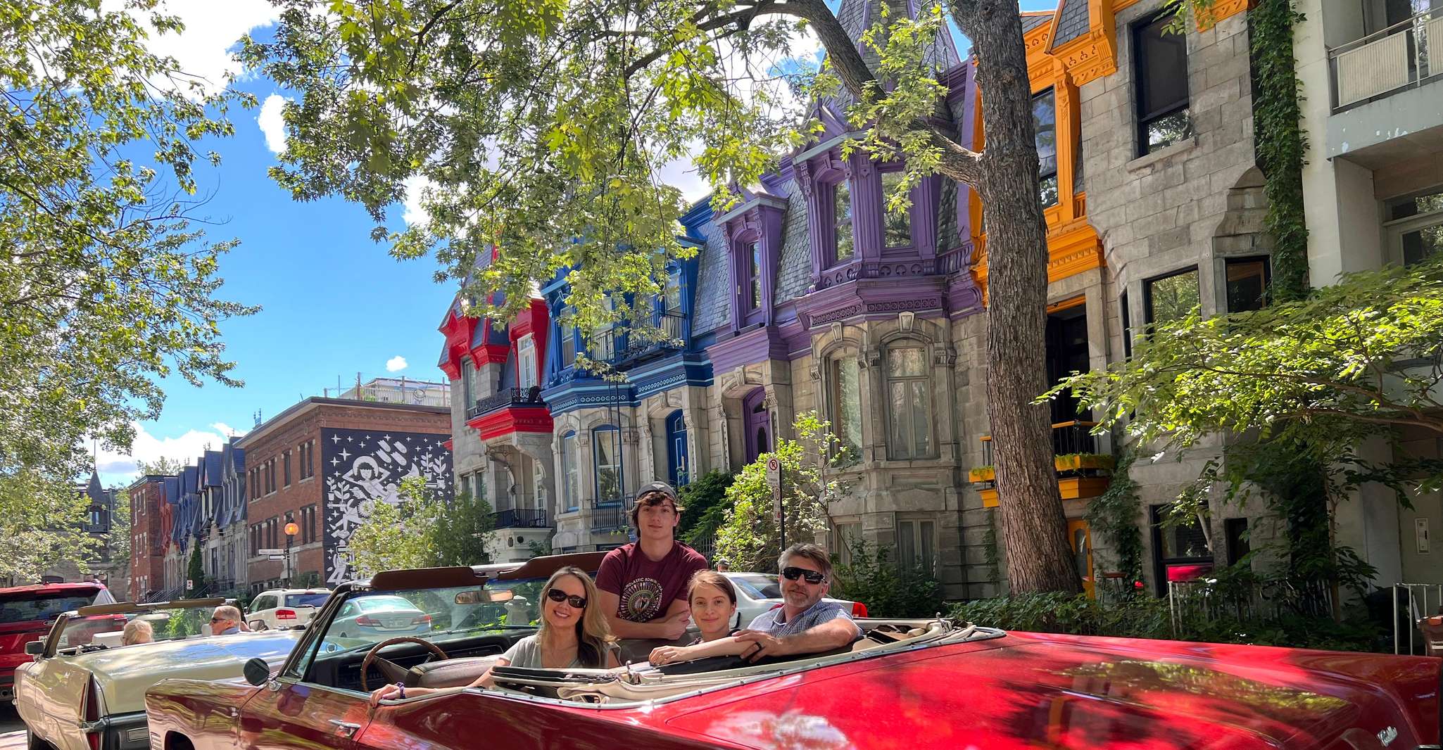 Montréal: Guided Tour in Vintage Convertible Cadillac photo 5