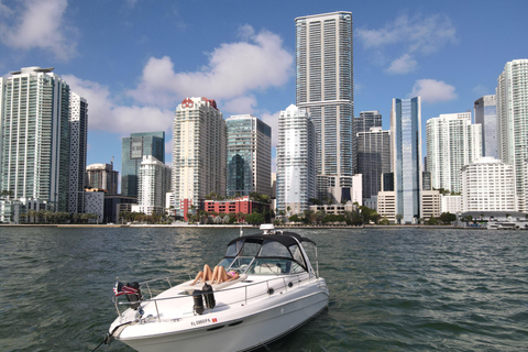 2-Hour Serenity and Scenic Yacht Tour Miami with Champagne