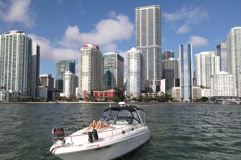Excursión de 2 horas en yate panorámico y sereno por Miami con champán