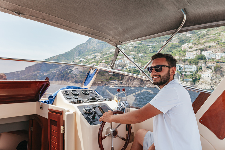 Von Sorrento aus: Amalfi und Positano Tagestour mit dem BootAb Sorrent: Tagestour nach Amalfi und Positano per Boot