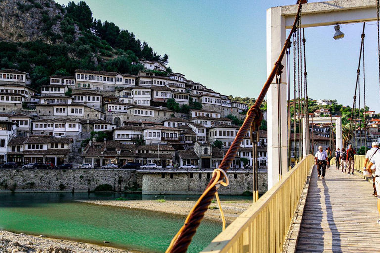 De Tirana/Durres/Golem : Tour de Berat (UNESCO) et du lac Belshi.Depuis Tirana : Tour de Berat (UNESCO) et du lac Belshi.