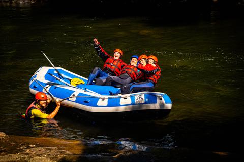 Foix: avventura di rafting per famiglie sul fiume AriègeFoix: un'avventura di rafting per tutta la famiglia sul fiume Ariège