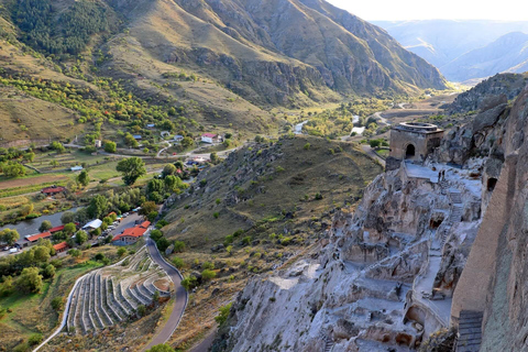 Desde Tiflis: excursión guiada de un día a Borjomi, Rabati y Vardzia