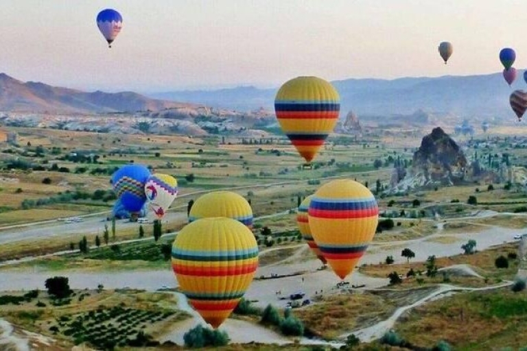 Antalya: Excursión guiada de 2 días a Capadocia con alojamientoExcursión con alojamiento en hotel estándar de 3 estrellas