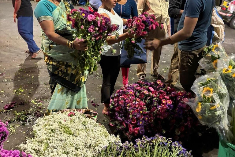 Wake Up with Mumbai: Temple , Markets & Train Ride Private Wake Up with Mumbai: Temple , Markets & Train Ride