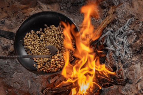 Wadi Rum: Almoço ou Jantar ao Estilo Beduíno com Serviço de BuscaAlmoço beduíno local com chá, café, bebidas geladas e serviço de busca