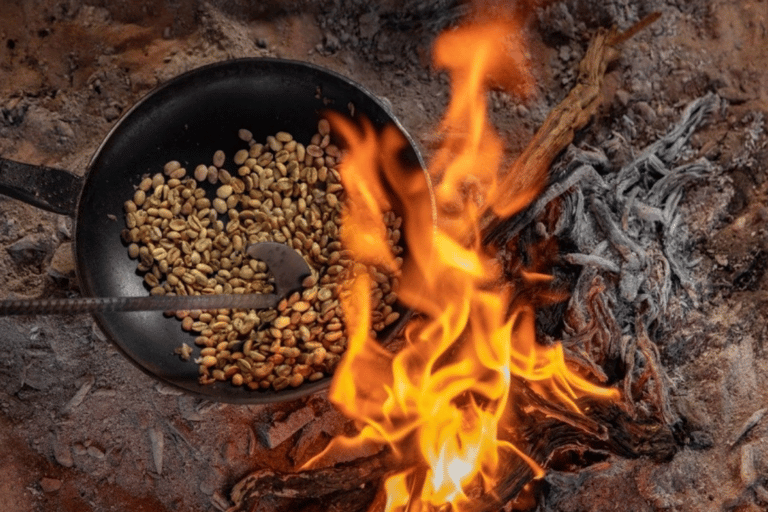 Wadi Rum: Almoço ou Jantar ao Estilo Beduíno com Serviço de BuscaAlmoço beduíno local com chá, café, bebidas geladas e serviço de busca